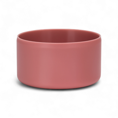 Protetor de Silicone M - by empório em cor rosada, ideal para copos e garrafas de 350 ml a 750 ml, reduzindo ruídos e evitando marcas.