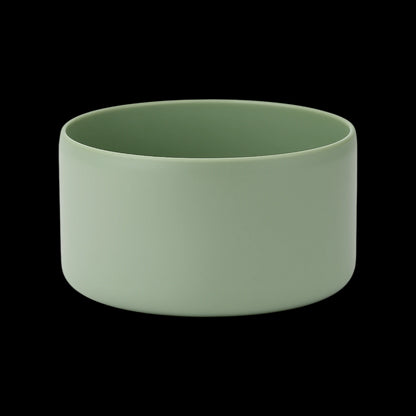 Protetor de Silicone M - by empório em cor verde, ideal para proteção e silêncio em copos e garrafas térmicas de 350 ml a 750 ml.