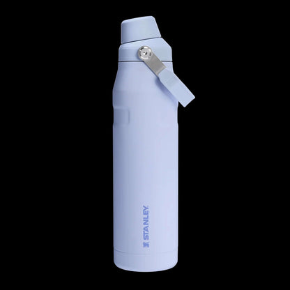 Garrafa Térmica Stanley Aerolight™ Fast Flow - 1,1L em fundo preto, destacando design leve e resistente para alta performance térmica.