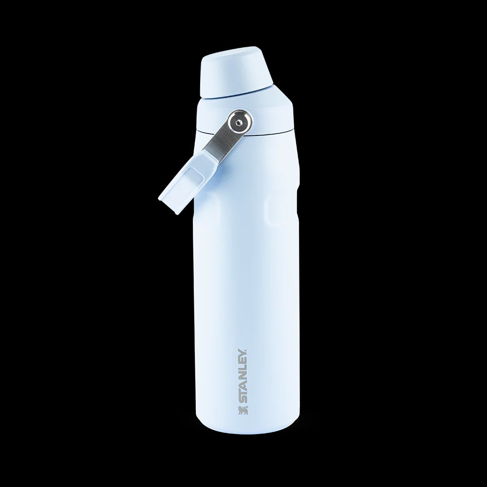 Garrafa Térmica Stanley Aerolight™ Fast Flow - 710ml em aço inox 18/8 reciclado, cor azul claro, design moderno e leve.