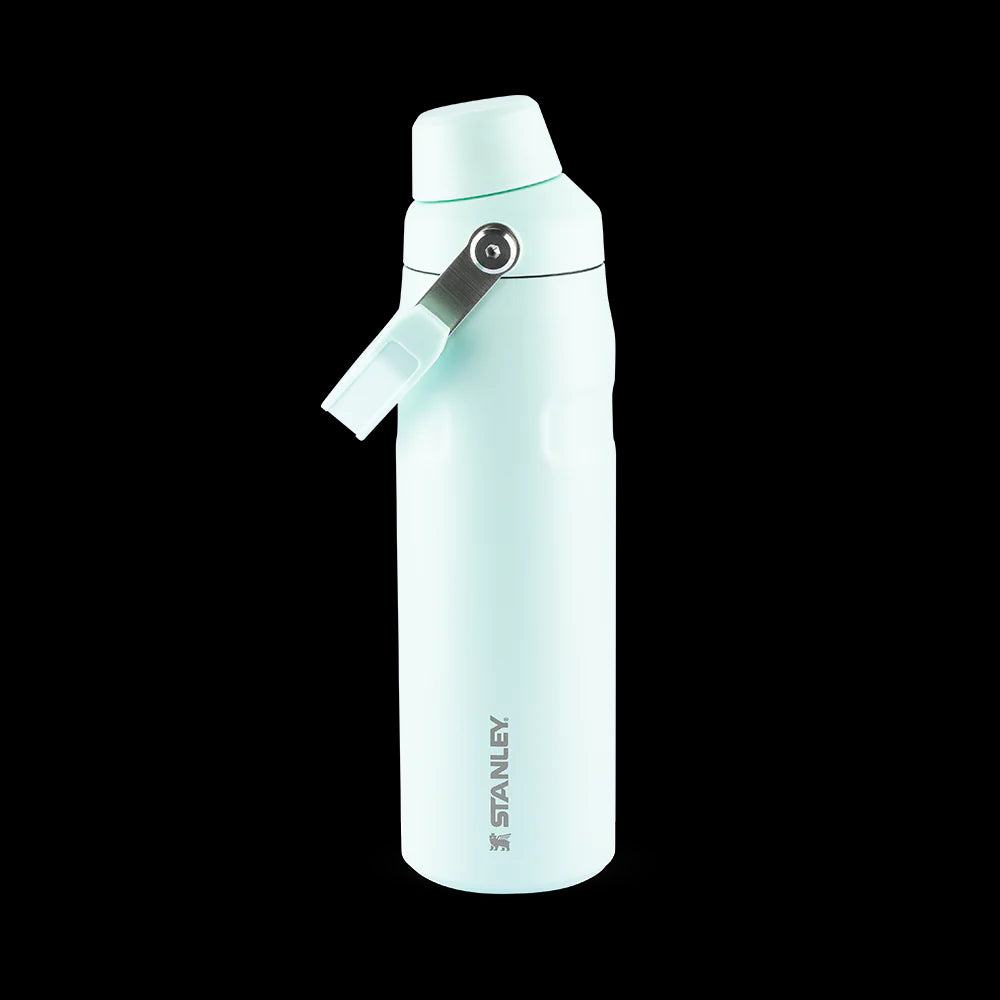 Garrafa Térmica Stanley Aerolight™ Fast Flow - 710ml em aço inox reciclado, leve e durável, mantém líquidos gelados por 10 horas.
