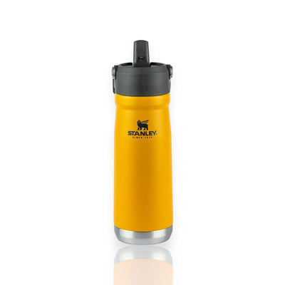 Garrafa Térmica Flip Straw Stanley 651ml amarela com tampa rígida e canudo flexível, ideal para manter bebidas frias por mais tempo.