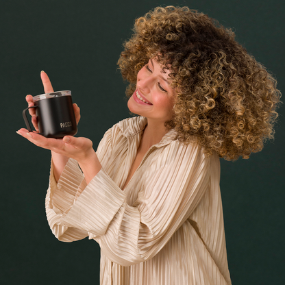 Mulher aprecia a Caneca PACCO Fokus 295ml com revestimento cerâmico PURETASTE®, destacando seu design elegante e resistente.