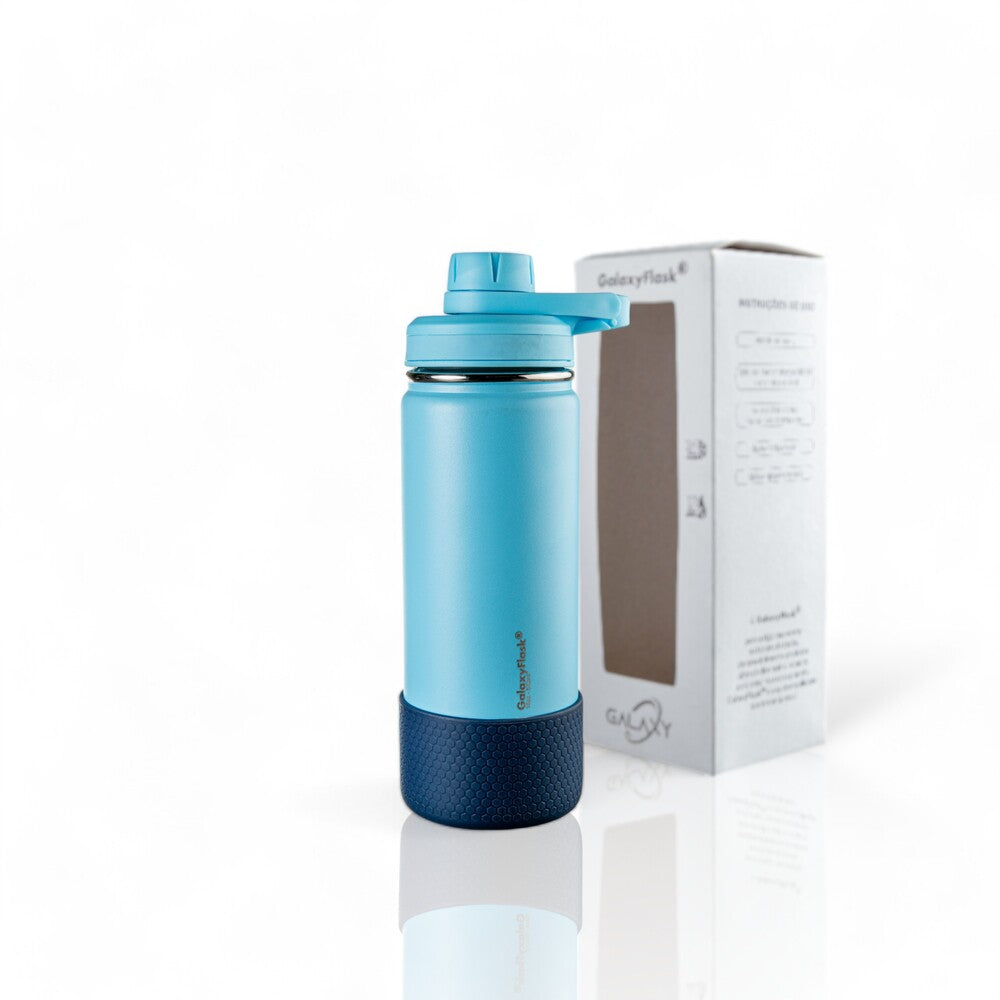 Garrafa Térmica GalaxyFlask® 532 - Alça Fixa azul claro com tampa Spout Lid, fabricada em aço inoxidável, frente à sua embalagem.