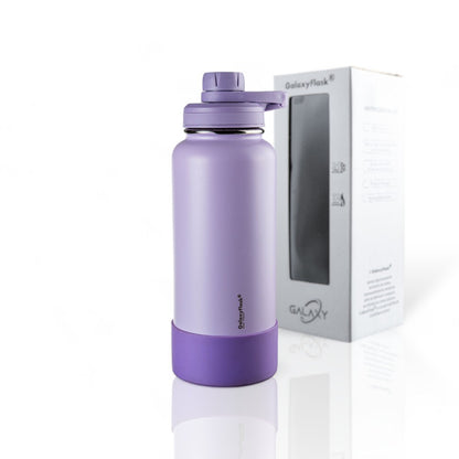 Garrafa Térmica GalaxyFlask® 946ml - Alça Fixa em lilás com tampa Spout Lid, fundo branco.
