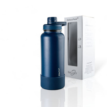 Garrafa Térmica GalaxyFlask® 946ml - Alça Fixa, azul, com tampa inovadora Spout Lid e embalagem ao fundo, conservação térmica superior.