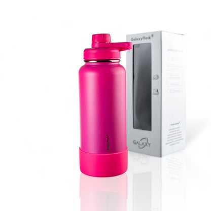 Garrafa Térmica GalaxyFlask® 946ml - Alça Fixa em rosa com embalagem ao fundo, ideal para bebidas quentes e frias.