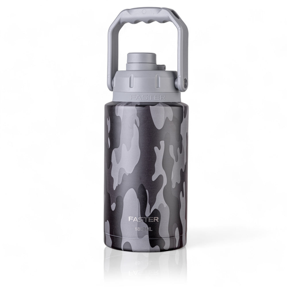 Garrafa Térmica Faster Growler - 1800ml, design camuflado, ideal para conservar bebidas frias por até 24h e quentes por até 12h.