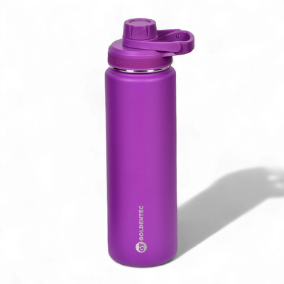 Garrafa Térmica Goldentec 750ml roxa com isolamento térmico, ideal para manter bebidas quentes por 12h e frias por 24h.