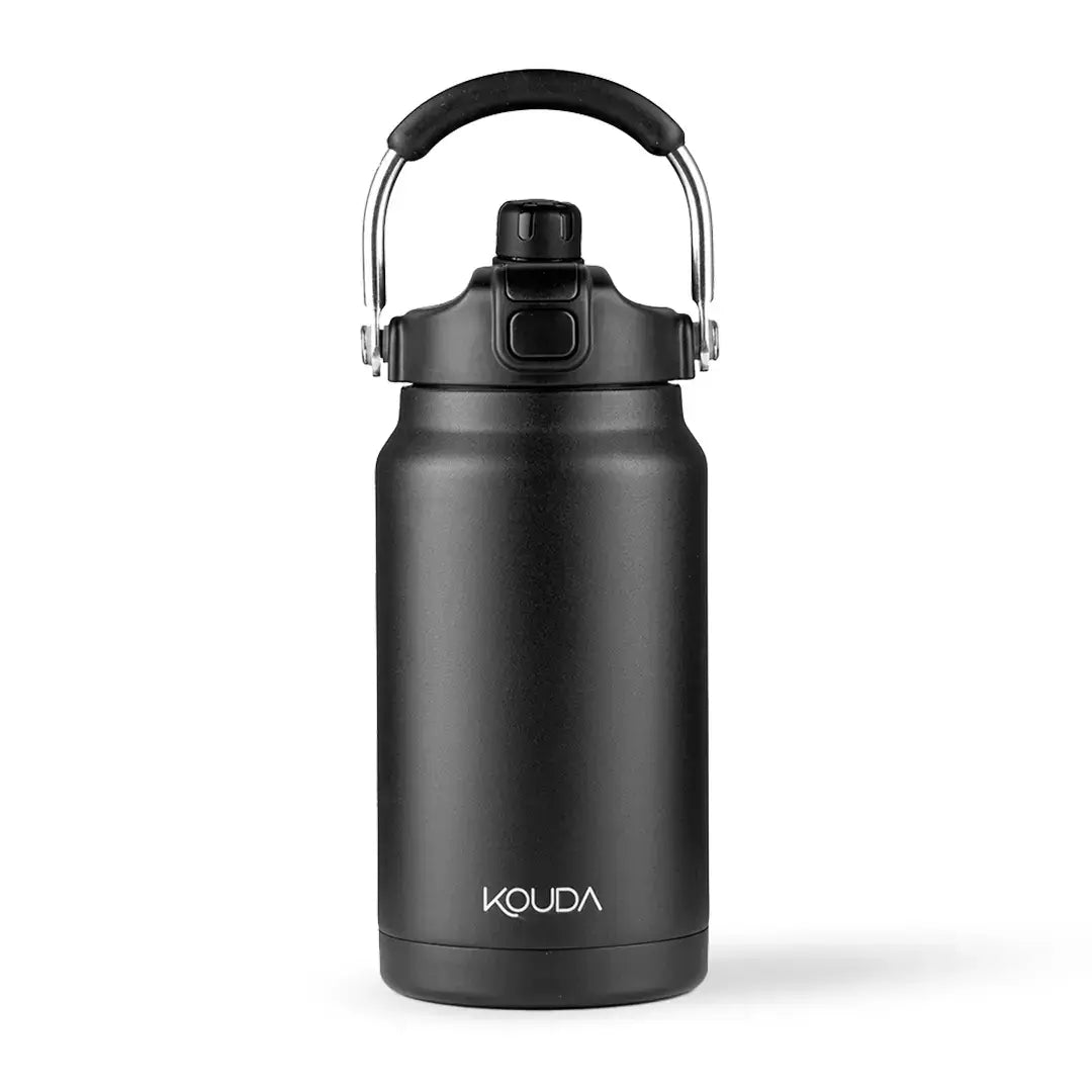 Garrafa Térmica Kouda Serrano – 1,5L preta com isolamento térmico para manter bebidas quentes por 8h e frias por 18h.