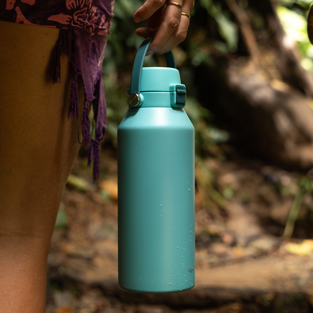 Garrafa Térmica Kouda Vega – 1000ml em cor azul, ideal para hidratação em atividades ao ar livre.