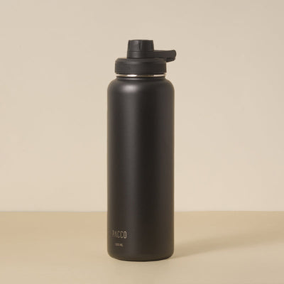 Garrafa Térmica PACCO Hydrav2 1200ml preta em fundo bege, ideal para bebidas frias e quentes com alta durabilidade e design moderno.