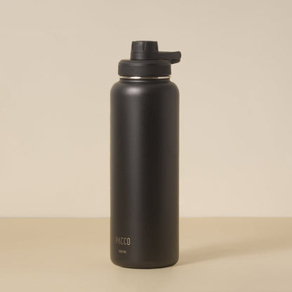 Garrafa Térmica PACCO Hydrav2 1200ml preta em fundo bege, ideal para bebidas frias e quentes com alta durabilidade e design moderno.