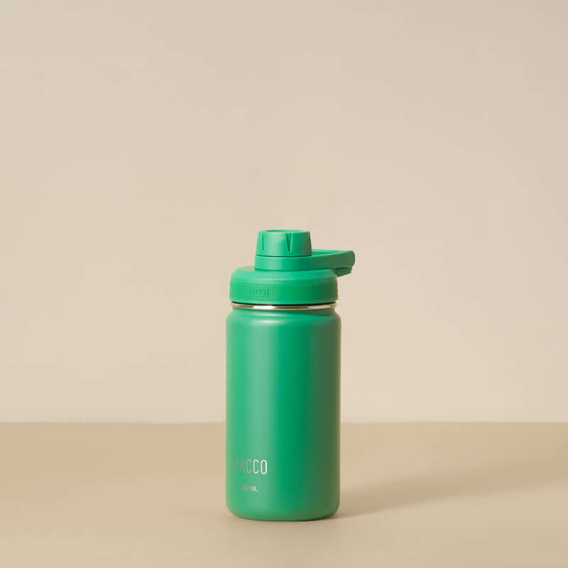 Garrafa Térmica PACCO Hydrav2 350ml verde sobre fundo neutro, design elegante e desempenho térmico, ideal para bebidas quentes e frias.
