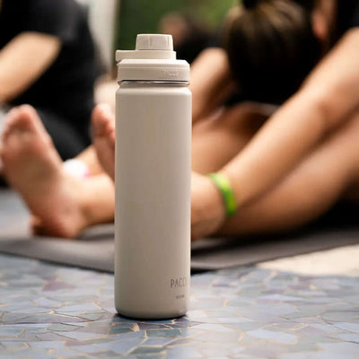Garrafa Térmica PACCO Hydrav2 650ml em ambiente de yoga, destacando design sofisticado e alto desempenho térmico para bebidas.