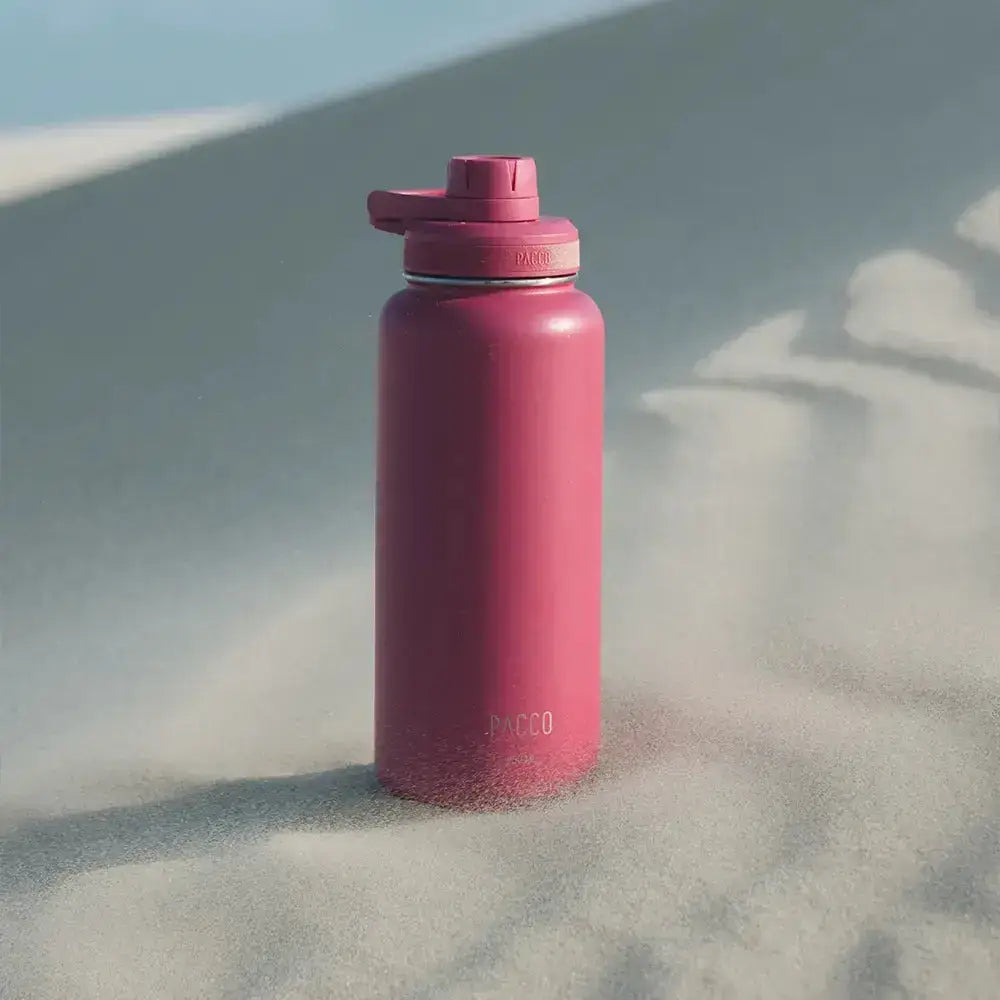 Garrafa Térmica PACCO Hydrav2 950ml em um cenário de deserto, destacando seu design moderno e capacidade de manter a temperatura das bebidas.