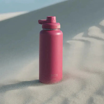 Garrafa Térmica PACCO Hydrav2 950ml em um cenário de deserto, destacando seu design moderno e capacidade de manter a temperatura das bebidas.