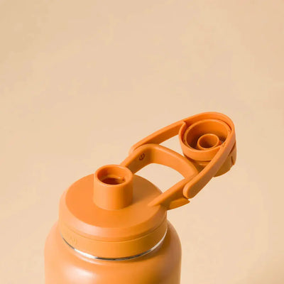 Tampa da Garrafa Térmica PACCO Hydrav2 1200ml em um fundo laranja claro, destacando tecnologia e design.