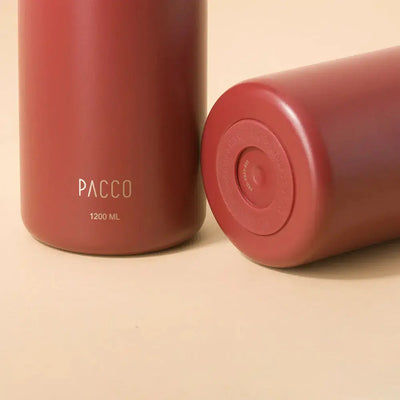 Garrafa Térmica PACCO Hydrav2 1200ml em vermelho, destacando durabilidade, design elegante e capacidade ampliada para manter bebidas quentes e frias.