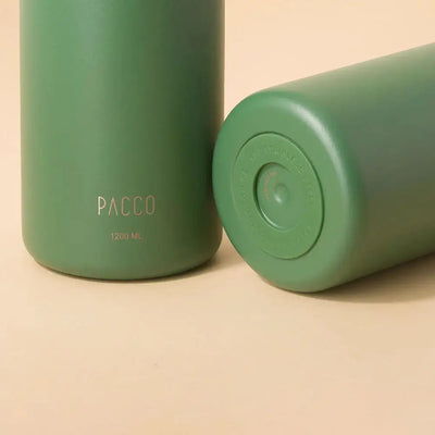 Garrafa Térmica PACCO Hydrav2 1200ml verde exibida em detalhe, destacando seu design robusto e capacidade ampliada para alta performance térmica.