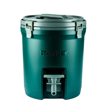Jug Térmica Stanley 7,5L em plástico verde escuro, ideal para eventos e acampamentos, mantendo bebidas na temperatura ideal.