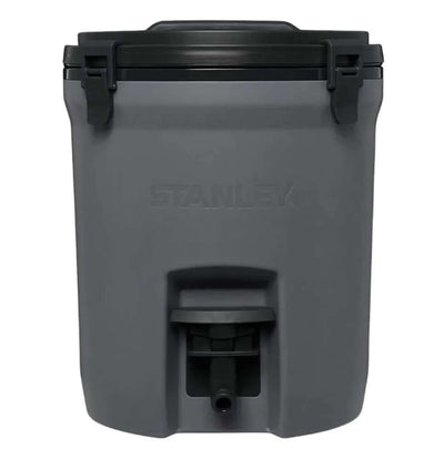 Jug Térmica Stanley 7,5L, ideal para eventos e acampamentos, mantém bebidas na temperatura ideal com capacidade de 7,5 litros.