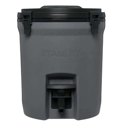 Jug Térmica Stanley 7,5L, ideal para eventos e acampamentos, mantém bebidas na temperatura ideal com capacidade de 7,5 litros.