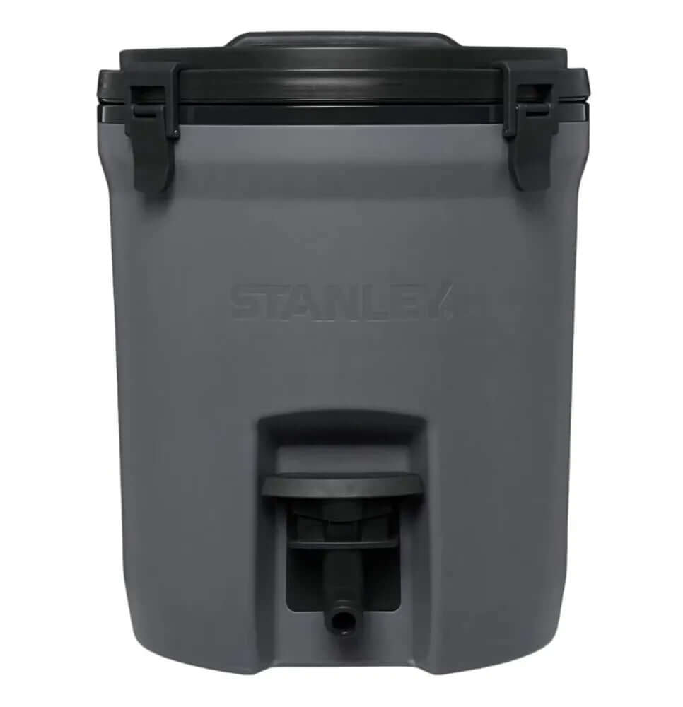 Jug Térmica Stanley 7,5L, ideal para eventos e acampamentos, mantém bebidas na temperatura ideal com capacidade de 7,5 litros.