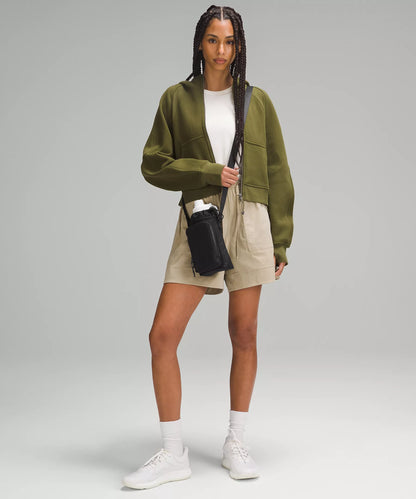 Mulher usando Bolsa para Garrafa Térmica - Cross Bottle Lululemon em estilo urbano casual.