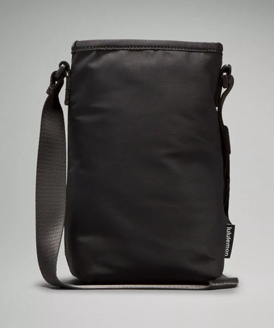 Bolsa para Garrafa Térmica - Cross Bottle Lululemon, preta, crossbody compacta ideal para caminhadas e uso urbano.