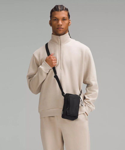 Pessoa usando Bolsa para Garrafa Térmica - Cross Bottle Lululemon em um casaco bege.