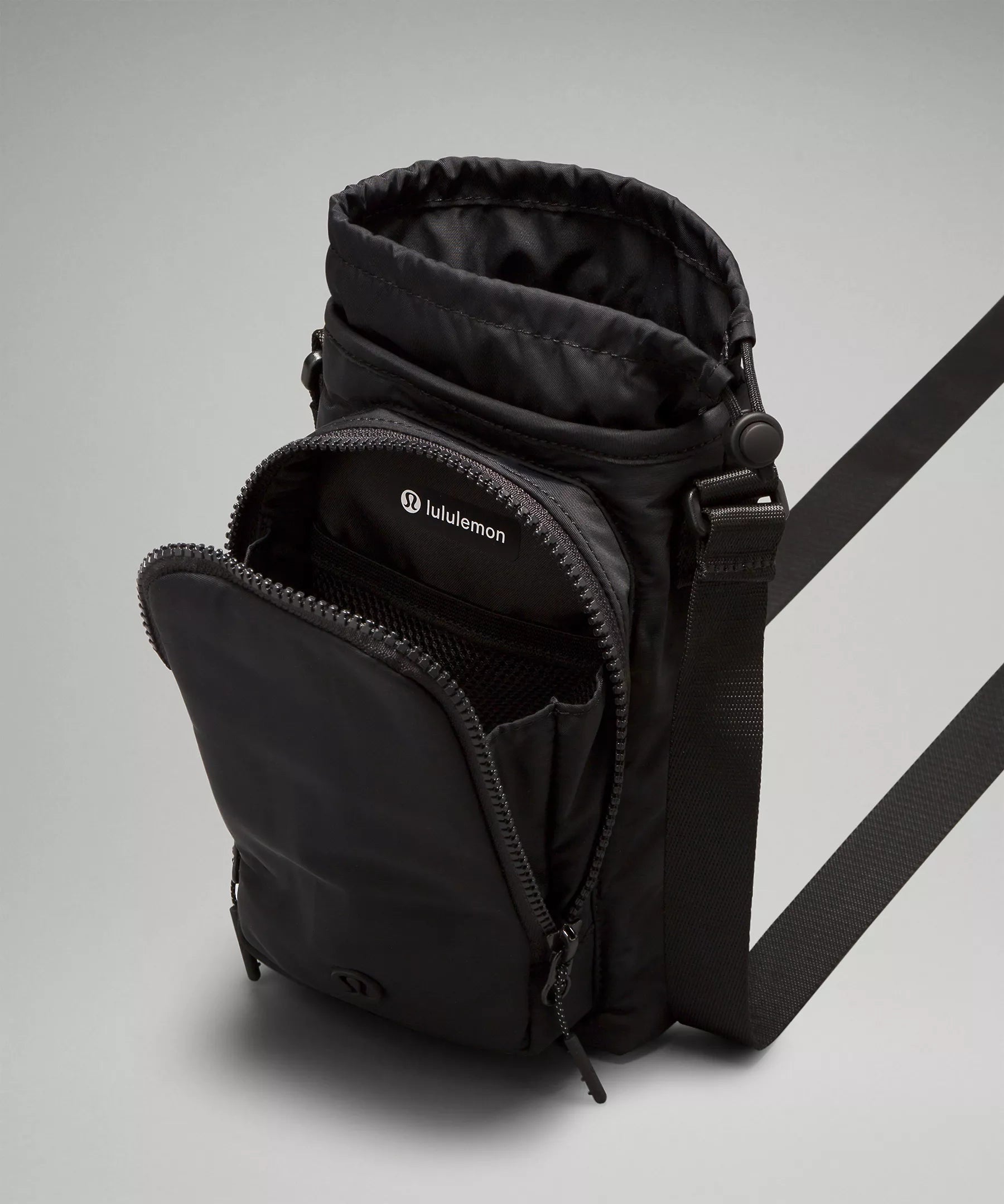 Bolsa para Garrafa Térmica - Cross Bottle Lululemon, prática para transportar garrafas, celular e chaves, com design leve e compacto.