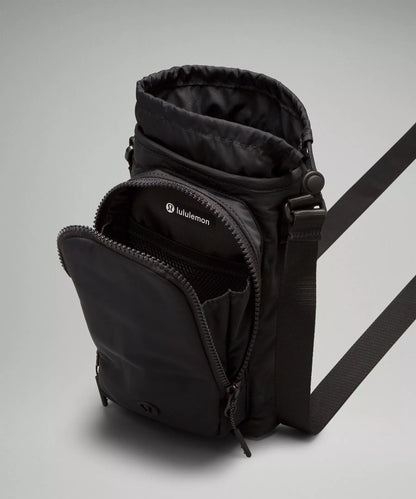 Bolsa para Garrafa Térmica - Cross Bottle Lululemon, prática para transportar garrafas, celular e chaves, com design leve e compacto.