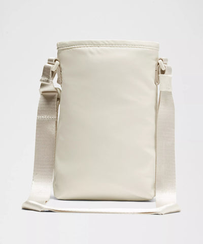 Bolsa para Garrafa Térmica - Cross Bottle Lululemon bege, compacta e leve, ideal para transportar garrafas e itens essenciais.