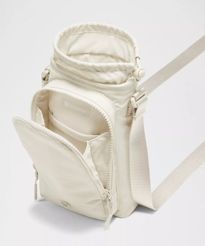 Bolsa para Garrafa Térmica - Cross Bottle Lululemon em branco, compacta e prática para transportar garrafas e itens essenciais.