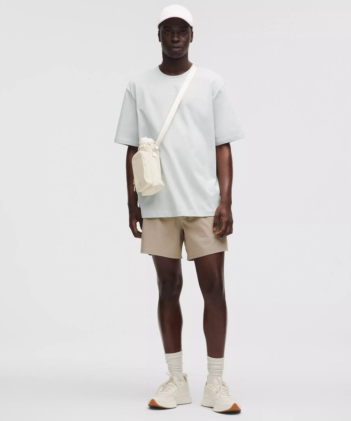 Bolsa para Garrafa Térmica - Cross Bottle Lululemon usada por modelo com roupa casual e boné, pronta para atividades ao ar livre.