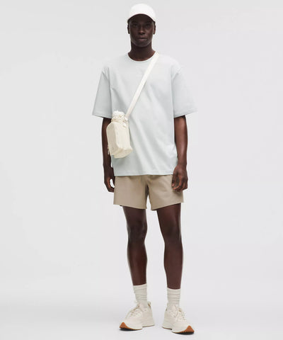 Bolsa para Garrafa Térmica - Cross Bottle Lululemon usada por modelo com roupa casual e boné, pronta para atividades ao ar livre.