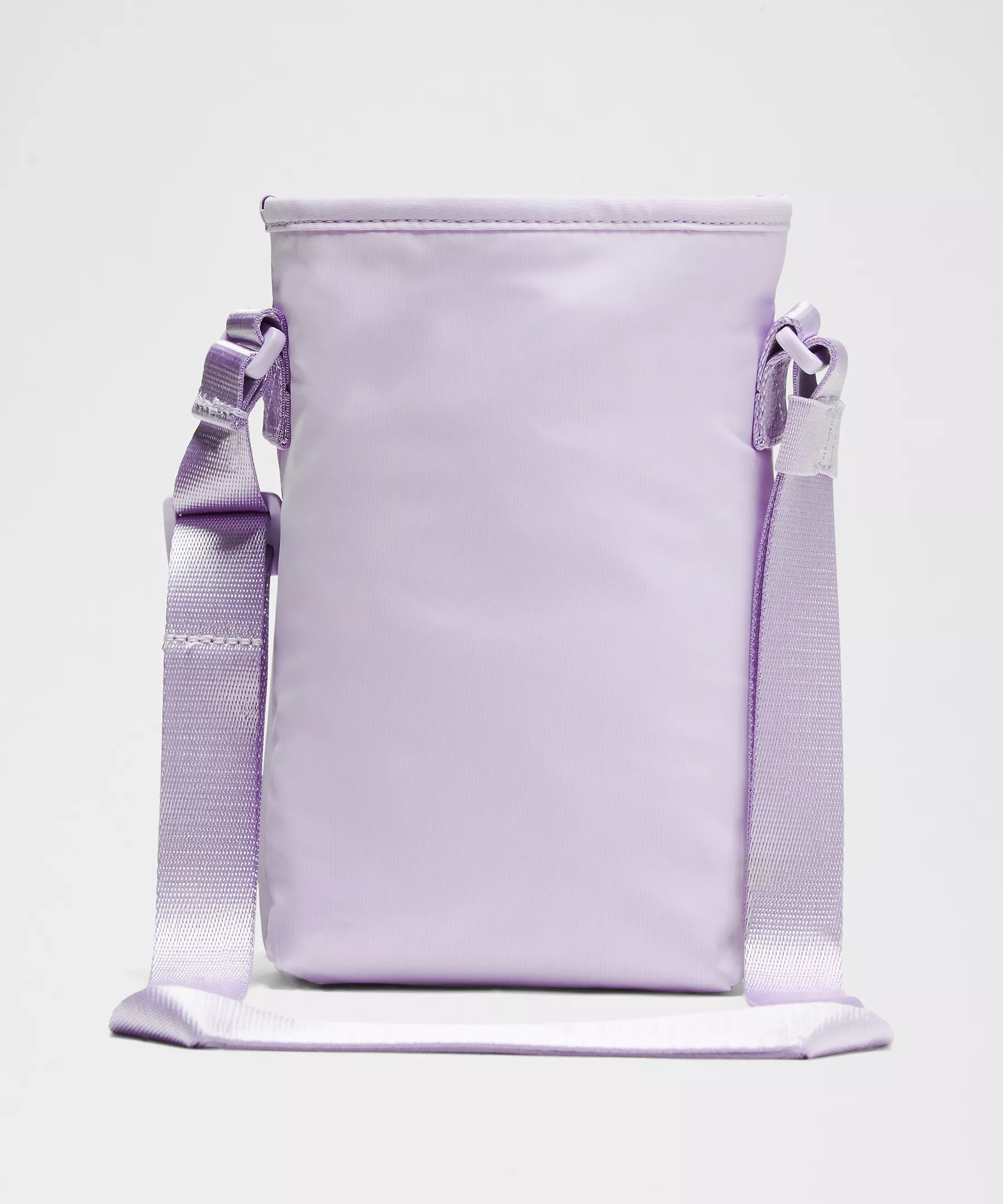Bolsa para Garrafa Térmica - Cross Bottle Lululemon roxa com alça ajustável em fundo branco.
