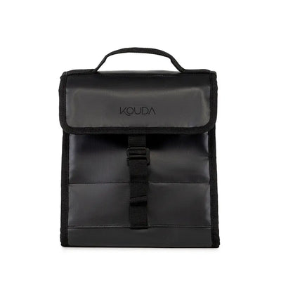 Lunch Bag Térmica Kouda Oly – 10 litros, preta e compacta com alça e fecho, ideal para transportar lanches com estilo e segurança.
