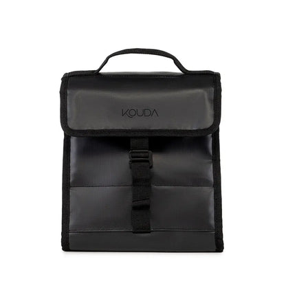 Lunch Bag Térmica Kouda Oly – 10 litros, preta e compacta com alça e fecho, ideal para transportar lanches com estilo e segurança.