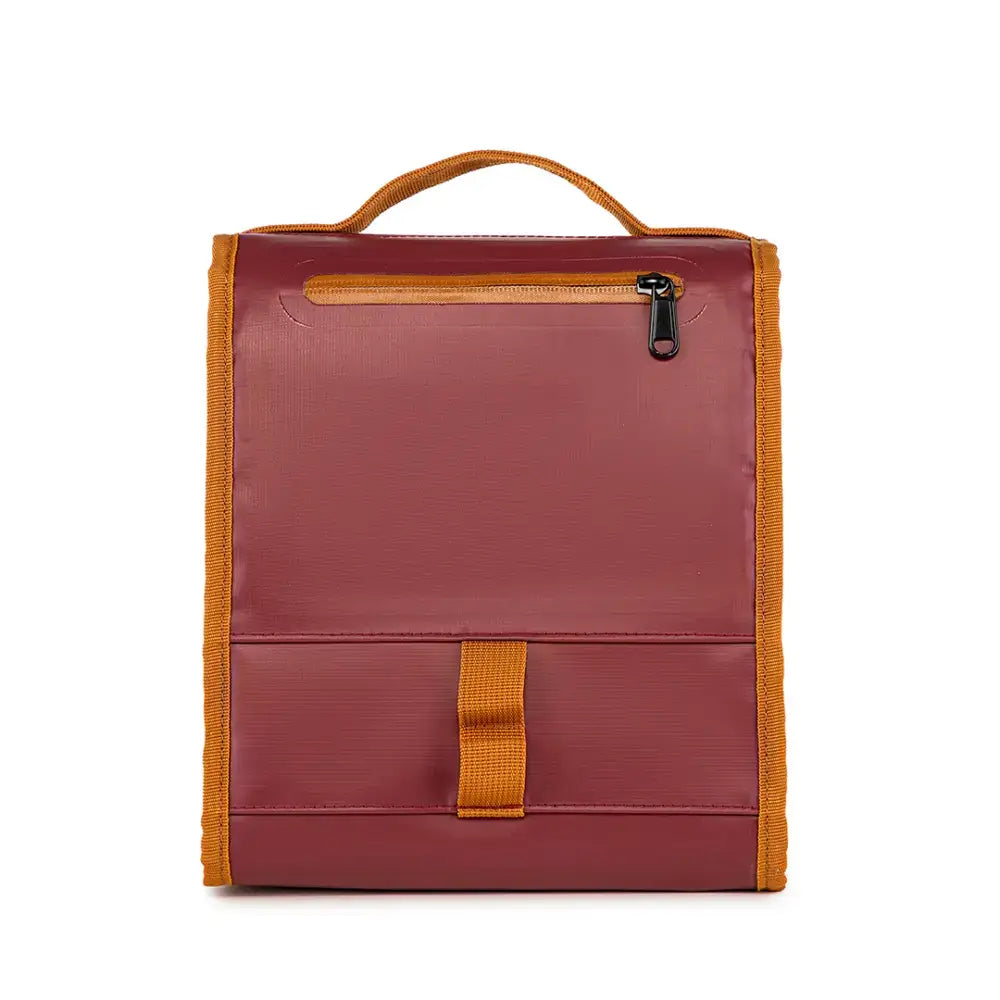 Lunch Bag Térmica Kouda Oly – 10 litros em vermelho, design compacto e flexível, ideal para transportar alimentos com segurança.