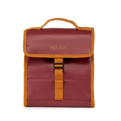 Lunch Bag Térmica Kouda Oly – 10 litros, bolsa térmica compacta e flexível em tom vermelho com alça ajustável.
