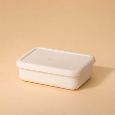 Lunch Box em Silicone - PACCO branca sobre superfície bege, perfeita para organização e refeições saudáveis, prática e ecológica.