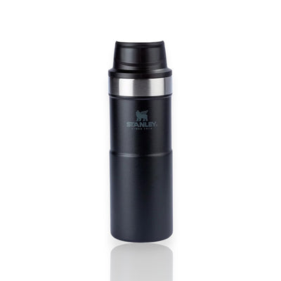 Mug Classic Stanley - 354ml preta em aço inoxidável com isolamento térmico, mantendo bebidas quentes ou frias por horas, sem BPA.
