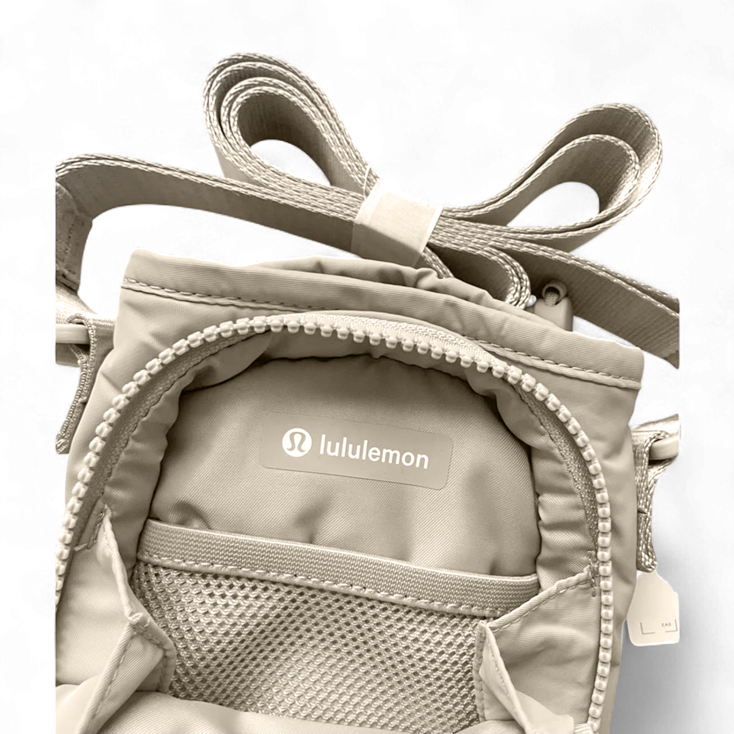 Bolsa para Garrafa Térmica - Cross Bottle Lululemon com compartimentos internos para itens essenciais e alça ajustável para transporte prático.
