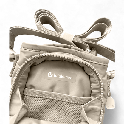 Bolsa para Garrafa Térmica - Cross Bottle Lululemon com compartimentos internos para itens essenciais e alça ajustável para transporte prático.