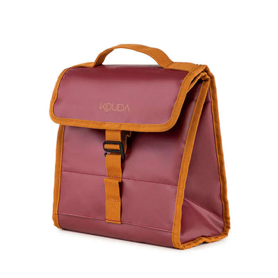Lunch Bag Térmica Kouda Oly – 10 litros em vermelho e laranja, ideal para alimentos, com design dobrável e retenção térmica eficiente.