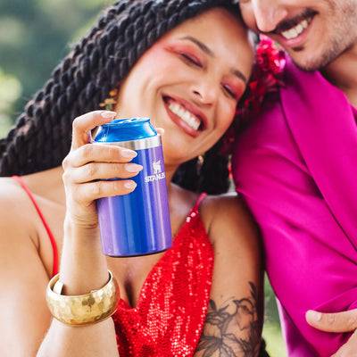 Can Cooler com canudo Stanley | 296ML em uso, destacando design e praticidade em um evento social.