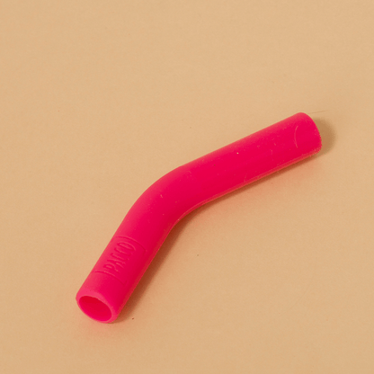 Ponteira de Silicone Eco Canudo PACCO rosa sobre superfície marrom, proporcionando conforto ao beber com silicone de alta qualidade.