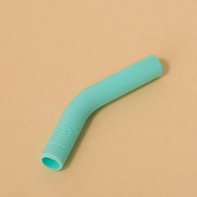 Ponteira de Silicone Eco Canudo PACCO azul-claro em fundo bege, acessório confortável e durável para controle de temperatura de bebidas.